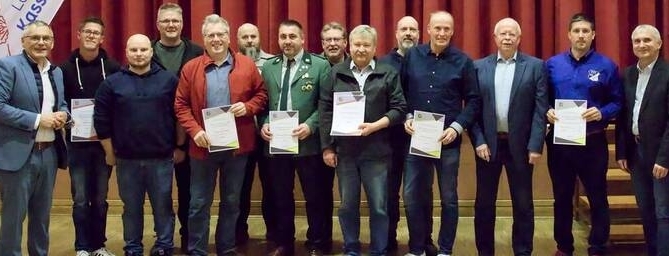Michael Brückmann/HNA Die hocherfreuten Vereinsvertreter mit Landrat, Sportkreis-Chef und Sportleiter des Landkreises, Uwe Koch