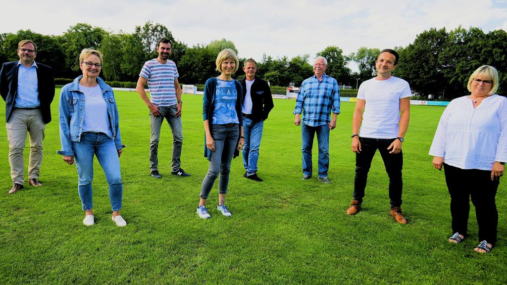 Sportkreisvorsitzender Roland Tölle überreicht Bewilligungsbescheide des Landessportbundes persönlich an sieben Sportkreisvereine